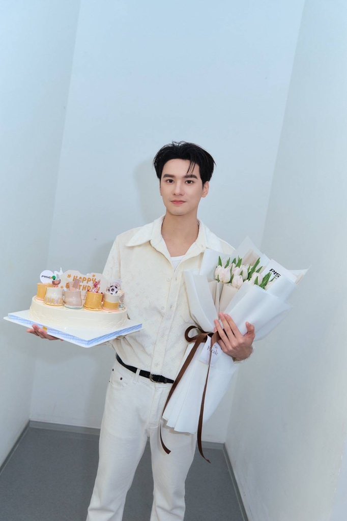 pisen_thailand's tweet photo. 🎂⚡ Happy Birthday to our Pisen Boy ‘เก่ง หฤษฎ์’ 🦆💫

วันพิเศษของน้องเก่ง พี่ ๆ PISEN ขอส่งพลังดี ๆ มาให้แบบ Fully Charged! 🔋🧡

พร้อมส่งเค้กน่ารักๆ และช่อดอกไม้ไปเซอร์ไพรส์น้องเก่ง เติมความสดใสให้วันเกิดปีนี้พิเศษยิ่งขึ้นนะคะ 🎂💐✨

ขอให้ทุกวันต่อจากนี้ของน้องเก่งเต็มไปด้วยความสุข รอยยิ้ม และเรื่องราวดี ๆ ได้สนุกกับทุกสิ่งที่ตั้งใจ ได้ทำในสิ่งที่รัก และประสบความสำเร็จในทุกเส้นทางที่เลือกเดิน ✨

ขอให้มีพลังดี ๆ จากคนรอบตัวและแฟน ๆ ที่น่ารัก คอยอยู่ข้าง ๆ และเติมเต็มทุกโมเมนต์ให้พิเศษยิ่งขึ้นเสมอ 🧡

และวันเกิดปีนี้…ขอชวนพี่ ๆ ชาวโอ๋โอ๋ มาช่วยกันเติมพลังความสุขให้น้องเก่งกันหน่อย ⚡️ ใครมีคำอวยพรดี ๆ อยากส่งให้น้องเก่ง มาฝากไว้ใต้โพสต์นี้กันได้เลย 🎁✨

#Pisenthailand #KengHarit #HappyBirthdayKeng #เก่งหฤษฏ์
#Chapter27WithKeng
