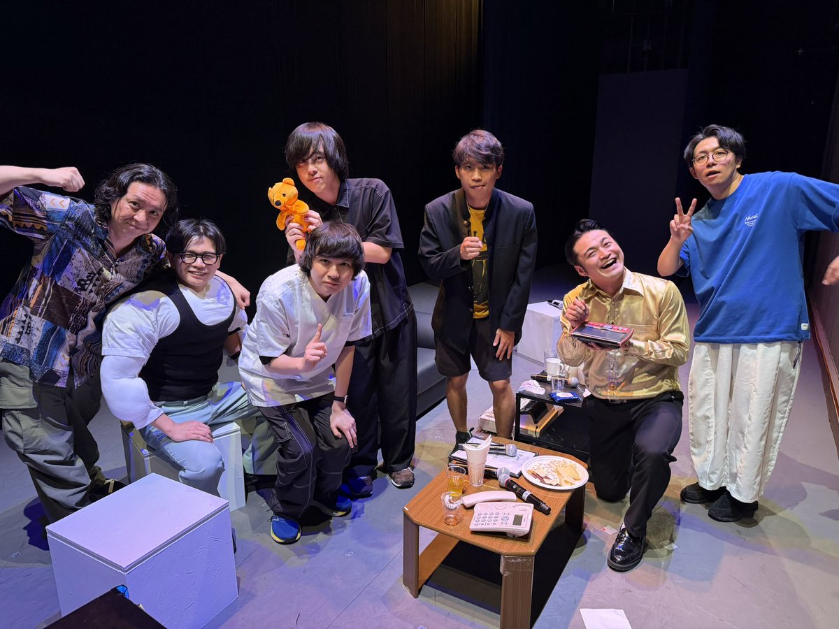 yoshimot6ppongi's tweet photo. 『野澤輸出のコント「カラオケ」』
ご来場ありがとうございました🎤

六本木に新しく出来たカラオケに来た御一行は1時間みっちり歌って楽しまれていました🪩

感想や今後歌って欲しい曲などは #コントカラオケ を付けてポストお願いします🤩

次回の開催をお楽しみに！ https://t.co/sSrntlC9KQ