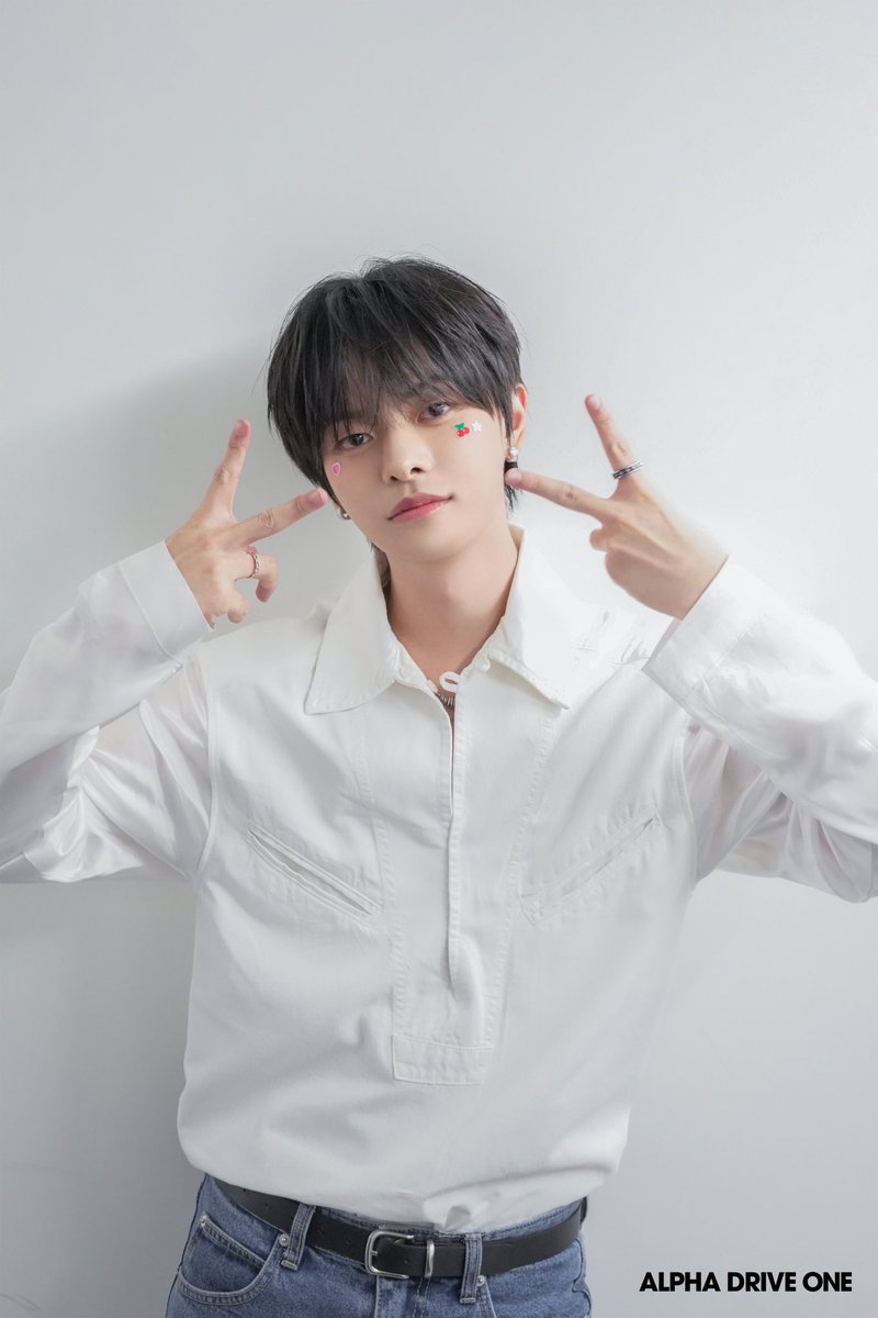 leowoned's tweet photo. 260822 plus chat update 💬⭐️

💬 what is leo’s birthday party like?

a party where i invite lots of people and celebrate loudly ( )
a party where i only invite people precious to me and celebrate quietly (✓)

💬 you caught the members preparing a surprise birthday party!

pretend i didn’t notice and react even more enthusiastically (✓)
for the members, pretend i have absolutely no idea ( )

💬 what is a birthday for leo?
the day i was born (✓)
the most special day of the year just for me ( )

💬 leo day route for allyz
🩵 staying home ^__^

💬 recommended song for allyz on leo day
🩵 white ferrari — frank ocean
8:22 pm

💬 leo day lucky item for allyz
🩵 anything that reminds you of leo!

💬 leo day color for allyz
🩵 ICE BLUE 

#LEO #리오