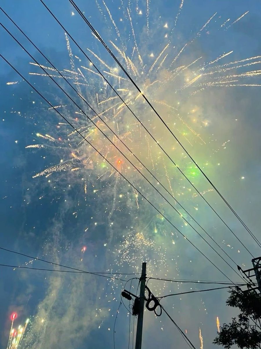 makijayleclerc's tweet photo. 𝐿𝑜𝑣𝑒𝑙𝑖𝑒𝑠!! ✨

TAG GAME - Which one do you think is the prettiest? 

Fireworks 🎆 or Sparklers ✨

ᴅᴏɴ'ᴛ ғᴏʀɢᴇᴛ ᴛʜᴇ ᴛᴀɢs~

ENGENE STAND WITH SEVEN
#ENconnected_By_FATE
#HYBE_MonetaryBoycott https://t.co/iXY6sSEkFp