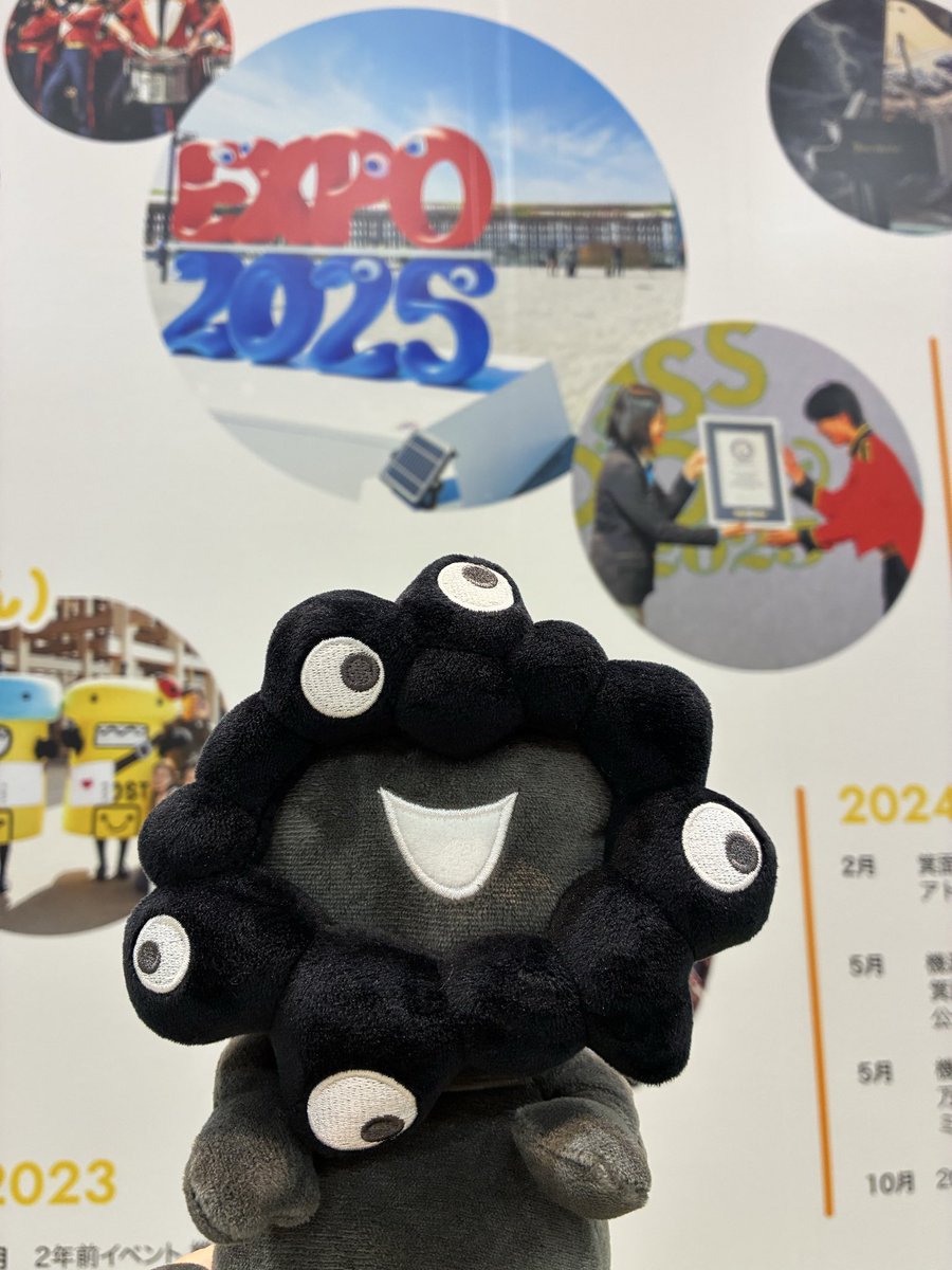 _moisoleil's tweet photo. りそな万博前半の様子見て混雑具合にびびってたけど、結構楽しかった。後半チケットで16時頃入場、滞在時間２時間もなかったけどスタンプラリーしたり気になるブース回ってみたり、フードは5分も並ばすに買えた。赤と青、ミャクを身につけた来場者たちと出展者が話してる姿が懐かしくて万博感あった。 https://t.co/J4a0gCYqea
