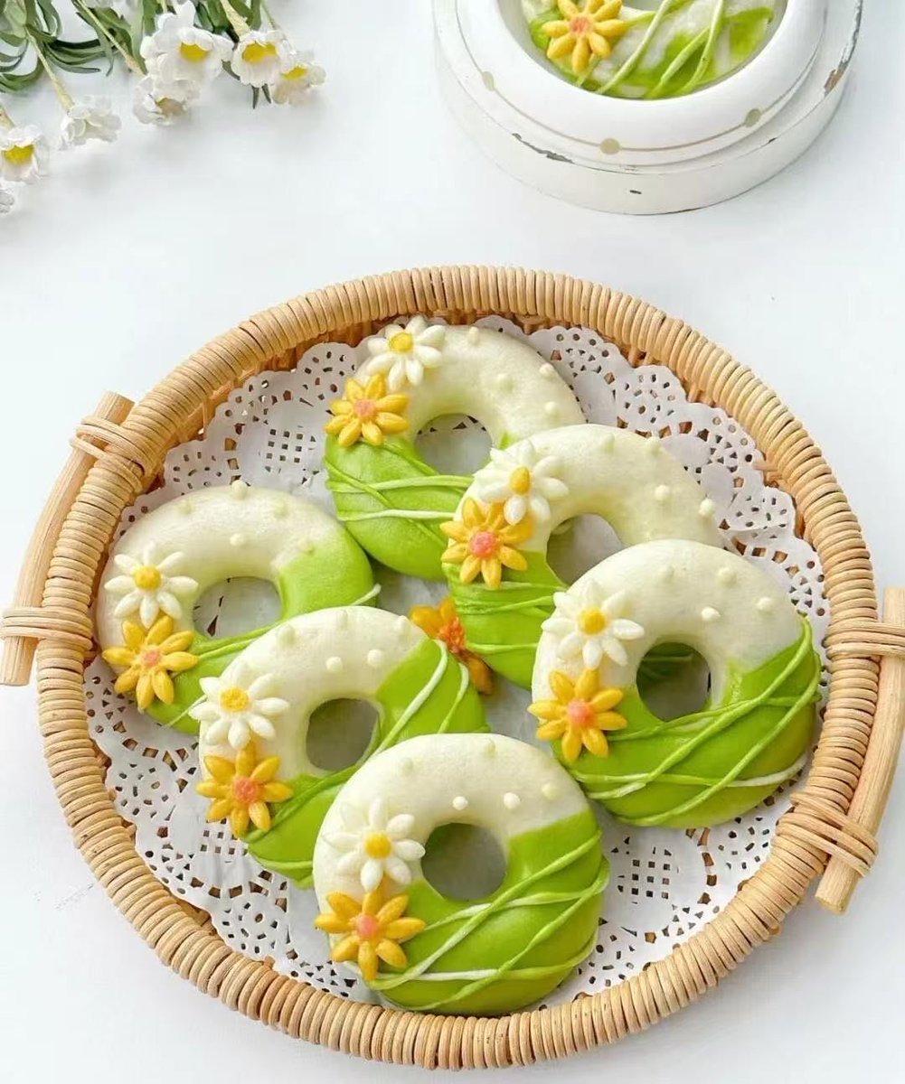 MaxWww17's tweet photo. Just tried fluffy Japanese matcha mochi donuts—chewy centers, earthy matcha glaze, total vibe shift from regular donuts! #FoodAdventure https://t.co/0iqPtlCkkU