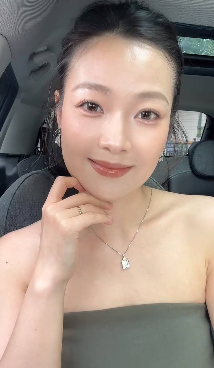 andreasdoki7's tweet photo. 身材可以性感，气质也可以温柔。偶尔穿得有点女人味，不知道会让谁多看几眼，说说看，你第一眼注意到哪里？ https://t.co/5IGnrRbKDY