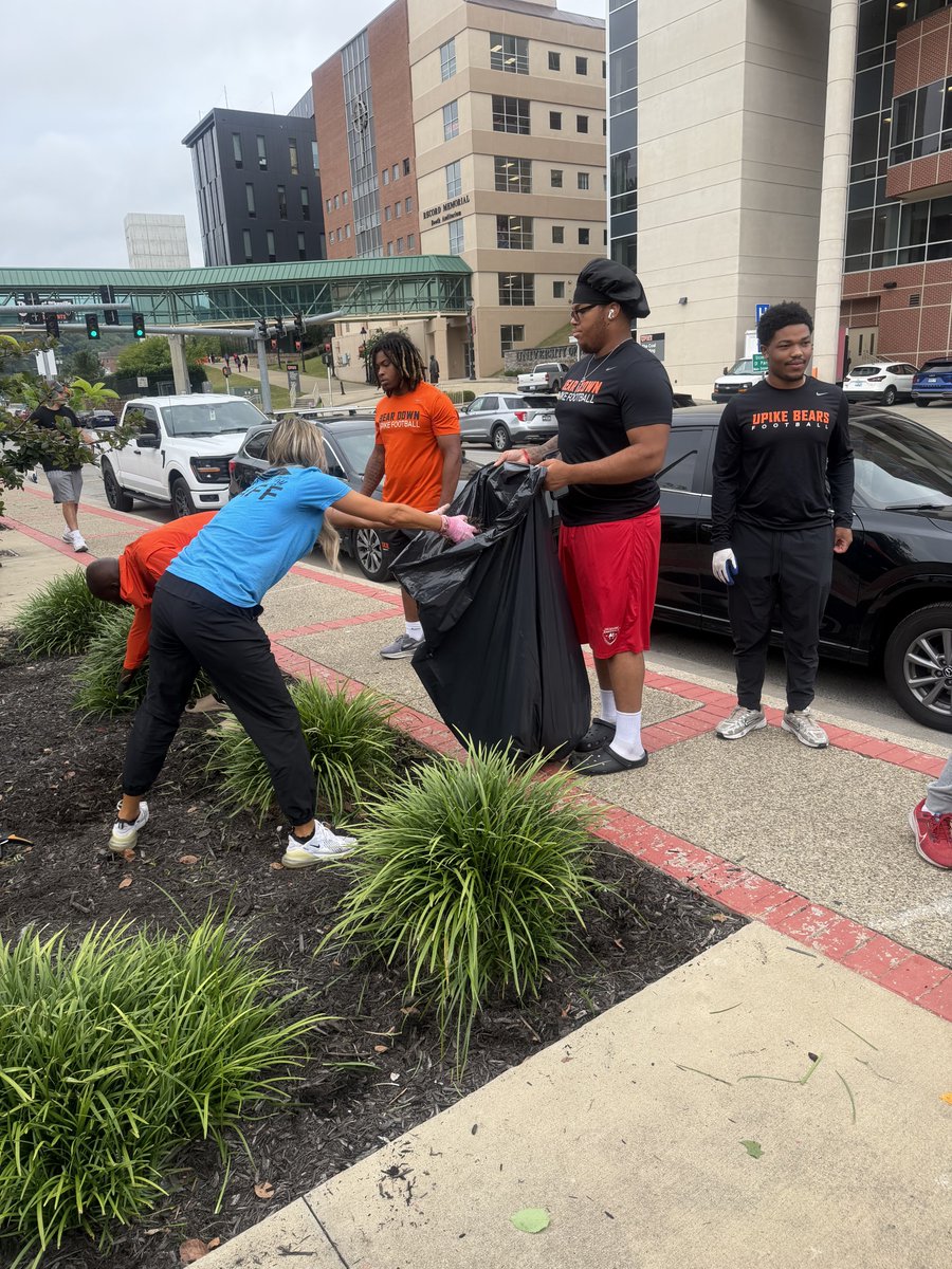 UPIKEFOOTBALL's tweet photo. Endless giving. 🐻

The community service never stops.

Game week is here, but our players know what’s really important. Serving others, giving back, and making a difference in the community we call home.

Proud of our Bears. 🐻

#GoBears #BearDown #UPike #BearRaid https://t.co/lV7pQpeUtu