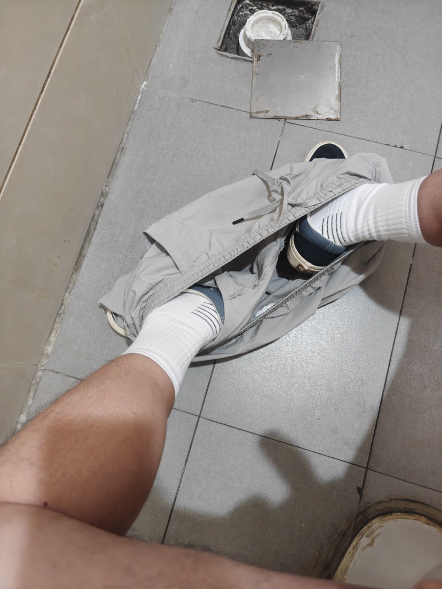 konghai1994's tweet photo. 工作日新白袜穿搭计划Day5
好好睡个大懒觉....周末好好休息
#白袜 #白袜控 #白袜穿搭 
#白袜男孩 https://t.co/lqgppTzTPI
