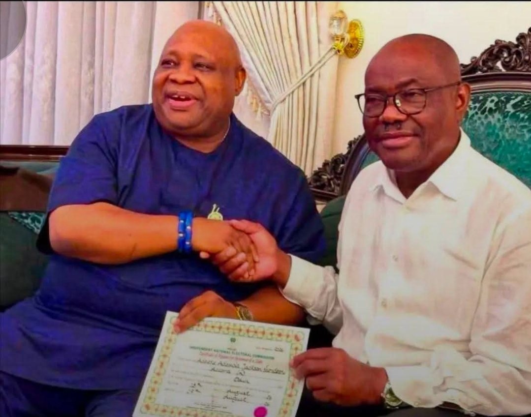 mindburstTV's tweet photo. 🚨 Osun Governor-elect Ademola Adeleke has presented his Certificate of Return to President Tinubu and met with FCT Minister Nyesom Wike in Abuja.
🎙️ Igobasi Chris | MindBurst TV
#MindBurstTV #Adeleke #Tinubu #Wike #OsunElection https://t.co/uCL6KffttR