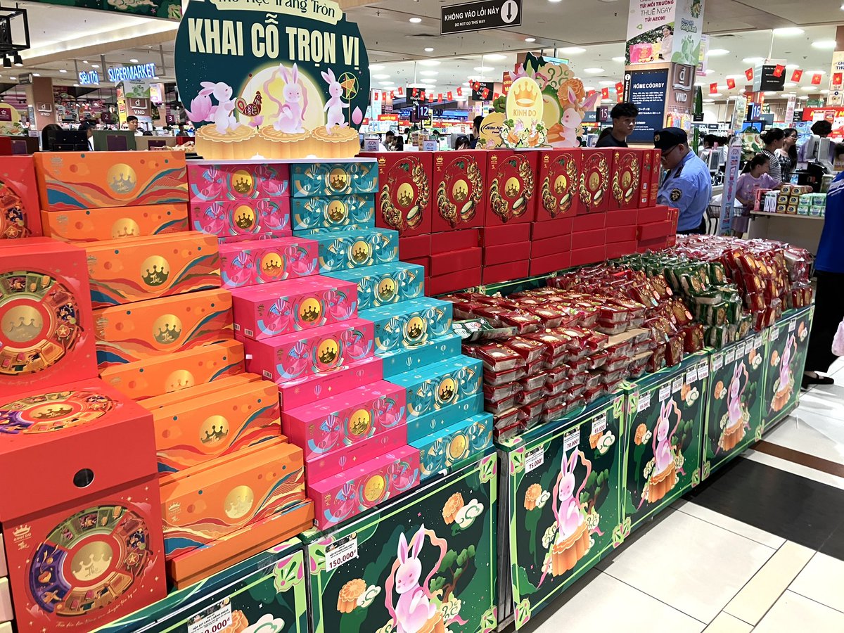 puchieda's tweet photo. イオンモールで月餅🥮購入🇻🇳 https://t.co/kp2zOwEeQU