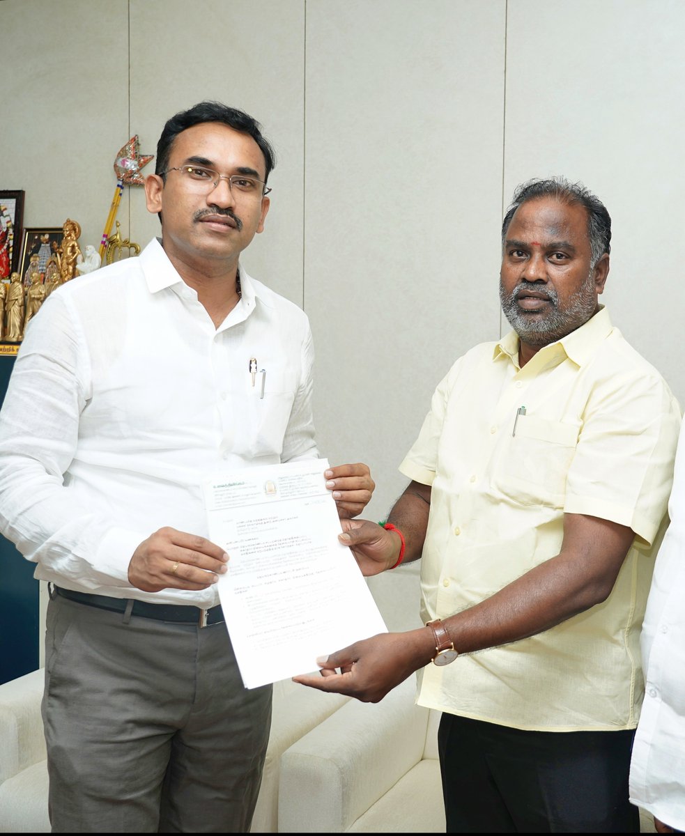 vaithi_pmk's tweet photo. சட்டமன்றத்தில் நான் வைத்த கோரிக்கையினை உடனே பரிசீலித்து ஜெயங்கொண்டம்- மாவட்ட தலைமை மருத்துவமனையில் CT-ஸ்கேன் வசதி மற்றும் தாய்ப்பால் வங்கி உடனடியாக கொண்டுவரபப்படும் என அறிவித்த மாண்புமிகு சுகாதாரத் துறை அமைச்சர்  அவர்களை நேரில் சந்தித்து எனது மனமார்ந்த நன்றியினை தெரிவித்தேன்.. https://t.co/REdYY0RnpN
