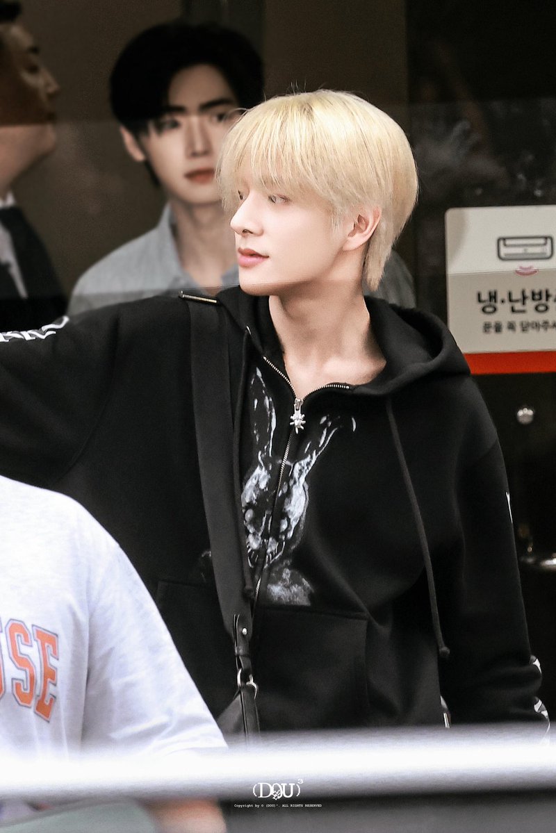 Charlot02655183's tweet photo. 260821 KBS music bank 퇴근

⚜️

cr: sprite_j1q
#JAKE #제이크 #ENHYPEN https://t.co/Spua4W366r