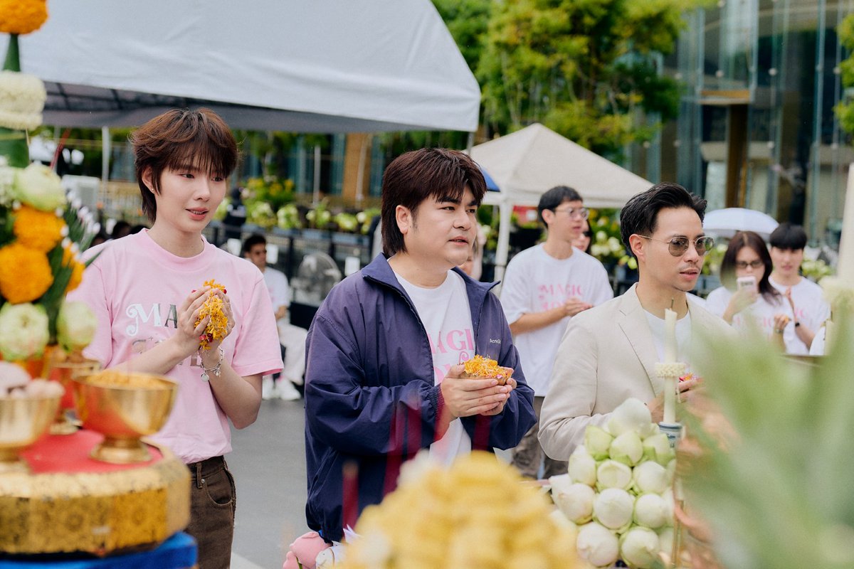otpcnews's tweet photo. ทีมพ่อมดร่ายคาถา ‘เก่ง - น้ำปิง – โทมัส – ก้อง – เจที – โอม’ สะกดแฟนซีรีส์ได้ตั้งแต่วินาทีแรก! เตรียมส่งความสนุก สุดแฟนตาซี ในซีรีส์ ‘Magic Lover Series พ่อมดลุ้นรัก’

Magic Lover Worship

#บวงสรวงMagicLover
#KengHarit #nampingster
#tthomastc #kongjiro
#jjaypf #ohmkrit 
#nisamanee_nutt #aimdee
#powerpuffgay
#MagicLoverSeries 
#พ่อมดลุ้นรักSeries

อ่านข่าวเพิ่มเติมได้ที่ https://t.co/EkiW4X7ew1