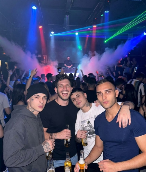 itsme_simonXYZ's tweet photo. Last night was damn fire🔥 with my OF bros🍻 https://t.co/mUF1GKZXwH
