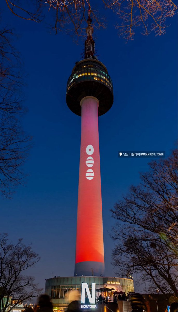 btschartsxdaily's tweet photo. [INFO] Since the tour began, The “City Arirang” has been represented by the colors red and white, reflecting the concept of its new album! ❤️⚪ 

As announced on Weverse, this visual palette dominates all activities and event zones.

— It should be clarified that this is not new information; it dates back to March.
