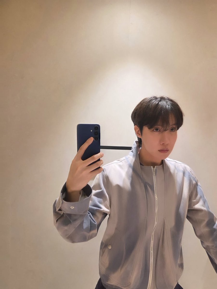 miraclejonkim's tweet photo. J-Hope WE LOVE YOU
J-Hope NEVER WALKS ALONE
WE SUPPORT J-Hope FOREVER 

#JhopeIsNotAlone
#WeStandWithjhope
#WeSupportjhope 
#WeTrustInjhope 
#jhopeforever https://t.co/VwJWuBDMNU