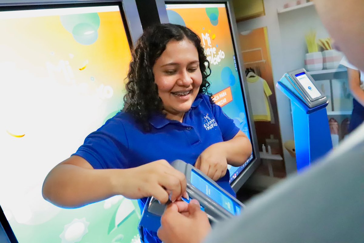 bcr_sv's tweet photo. Seguimos llevando la educación financiera a los más jóvenes, por medio de nuestro Bus “Mi viaje financiero”. Conoce más sobre nuestro proyecto aquí: https://t.co/OeOYH3o1EV 🚍 https://t.co/mINQf7uVpl
