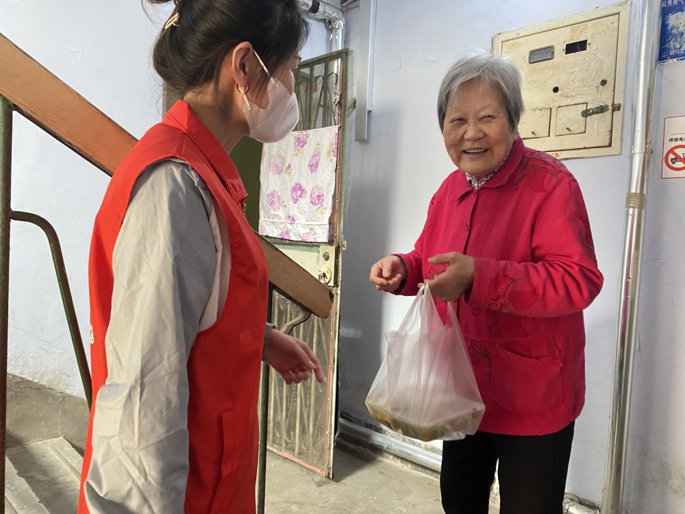 EeePiho's tweet photo. Spent this sunny morning volunteering at the community food bank—handing out groceries to neighbors in need, hearing their stories, and feeling how small acts add up to big warmth. Such a rewarding way to give back!， https://t.co/WE7NfTUavE
