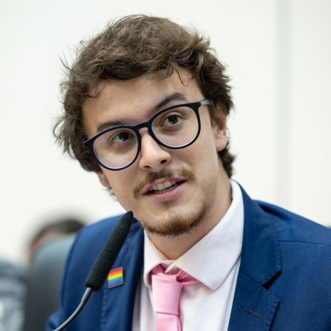 poptime's tweet photo. FOFO! Adesivo de campanha de Guilherme Cortez viraliza:

"Vote cunt, deixe eles gag". https://t.co/J5cHq9ovDs