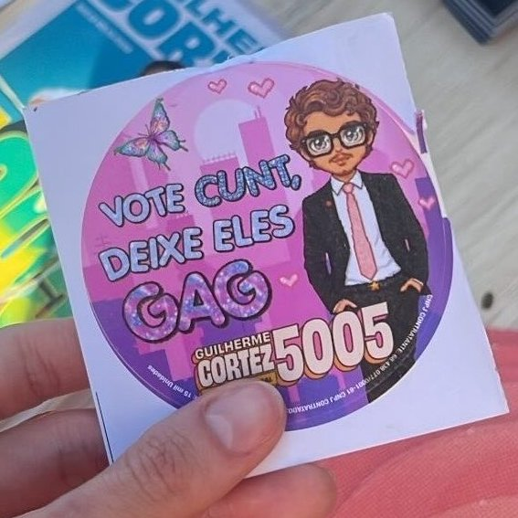 poptime's tweet photo. FOFO! Adesivo de campanha de Guilherme Cortez viraliza:

"Vote cunt, deixe eles gag". https://t.co/J5cHq9ovDs