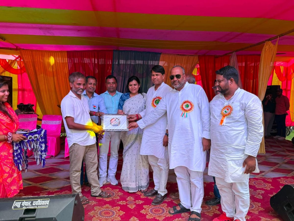 vikasvaibhavips's tweet photo. #समस्तीपुर के शाहपुर पटोरी में #LetsInspireBihar के अंतर्गत दो दिवसीय प्रतिभा सम्मान कार्यक्रम का सफलतापूर्वक आयोजन किया गया। इस कार्यक्रम में क्षेत्र के प्रतिभाशाली एवं मेधावी विद्यार्थियों को प्रोत्साहित करने के उद्देश्य से कुल 50 विद्यार्थियों को मुख्य अतिथि एवं विशिष्ट अतिथियों द्वारा सम्मानित किया गया। इस अवसर पर 20 विद्यार्थियों को अभियान के प्रेरणा स्रोत के रूप में सम्मानित किया गया, जबकि 30 विद्यार्थियों को मेडल प्रदान कर उनके उत्साह एवं प्रतिभा को सम्मान दिया गया। ऐसे कार्यक्रम विद्यार्थियों के मन में आत्मविश्वास, सकारात्मक सोच और समाज के प्रति जिम्मेदारी की भावना को सशक्त करते हैं।