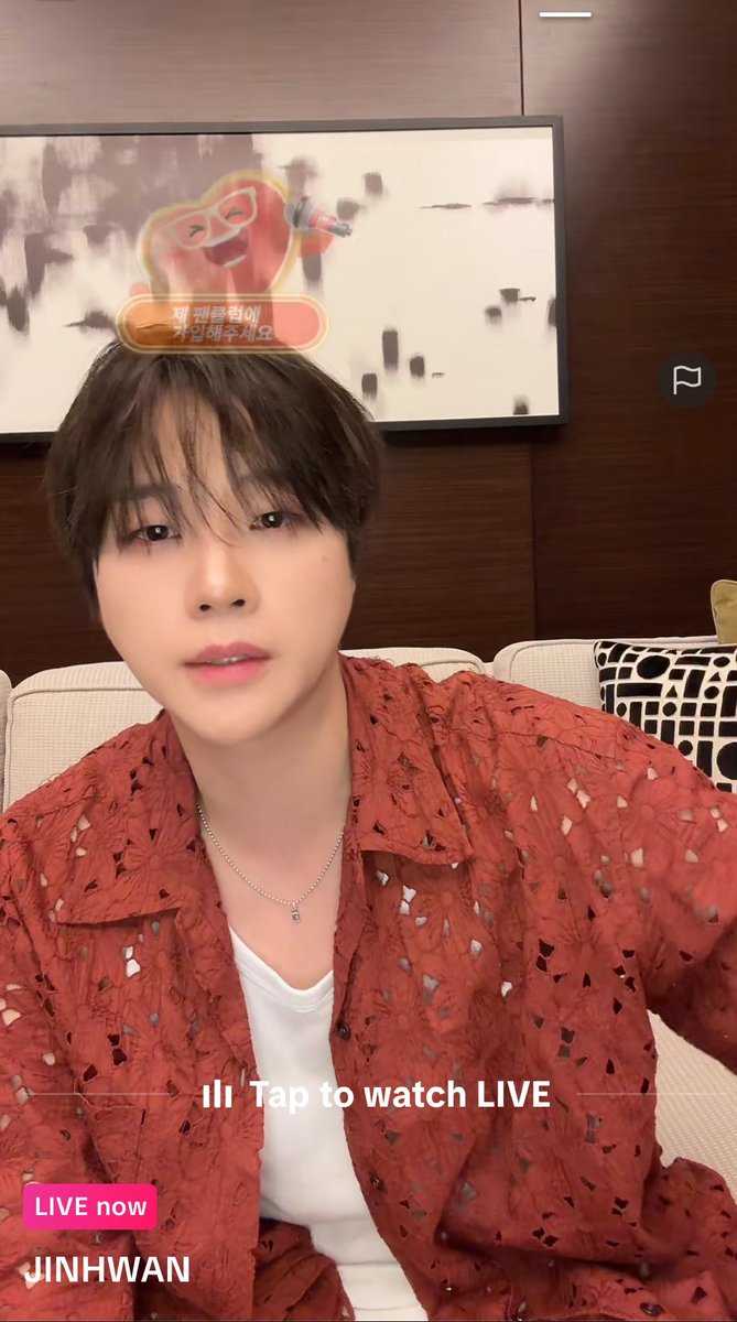 Pentagonoona's tweet photo. Kaget kirain liat jinho ngelive di tiktok taunya jinhwan. Mirip bgt dah ah main vocal jg, imut2 jg🤭 https://t.co/nrUAaKP39J