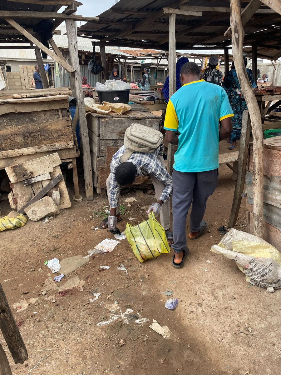 Ivsa_Unilorin's tweet photo. 🌍 WORLD HUMANITARIAN DAY 2026 | DAY 2

From words to action! 🧹💙

Day 2 of our World Humanitarian Day outreach took us into the community for a Market Clean-Up &amp; Community Outreach, where we came together to promote proper waste disposal, cleaner surroundings, and healthier https://t.co/V9smYbaKNJ
