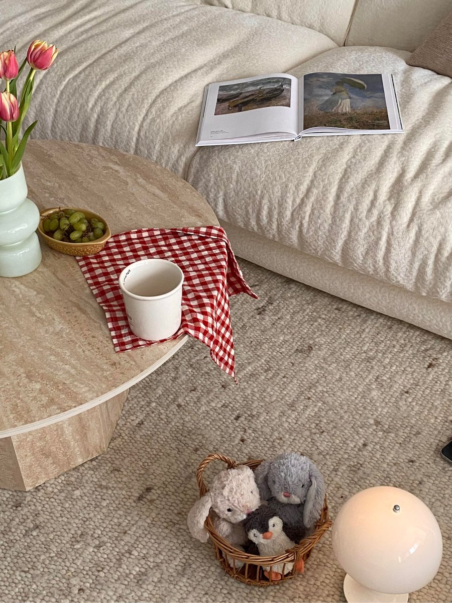 DeidraFox69's tweet photo. Just spent 10 minutes folding the laundry—finally a tidy corner to sip my morning coffee. Small wins hit different!， https://t.co/mayU6NkoMM