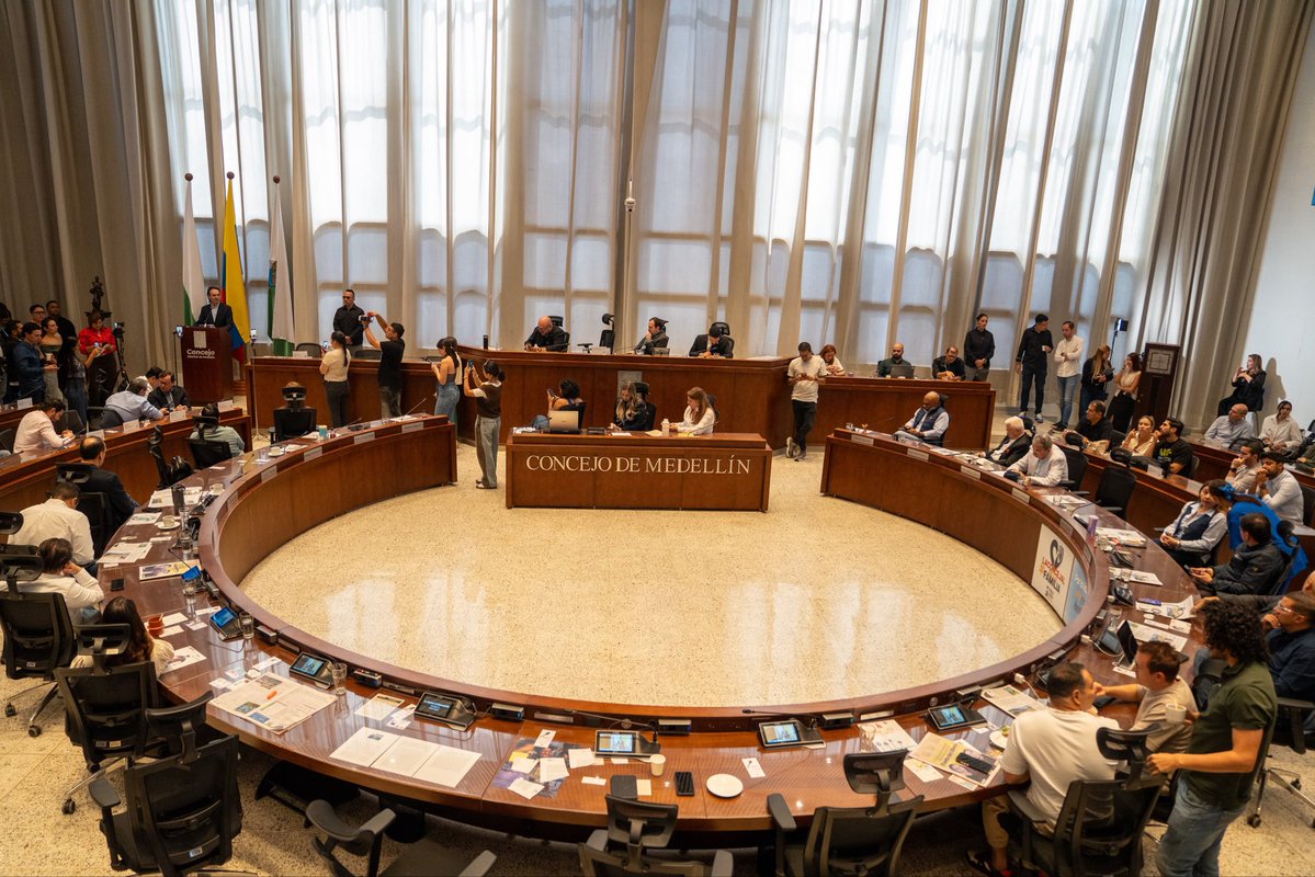 FicoGutierrez's tweet photo. Clausuramos las sesiones extraordinarias del Concejo de Medellín con muy buenas noticias para la ciudad.

Se aprobaron $2,82 billones en vigencias futuras para asegurar los recursos de proyectos que van a transformar la vida de miles de personas:
$926.000 millones para el nuevo Estadio Atanasio Girardot, que pasará de 44.000 a 60.000 espectadores.
$448.830 millones adicionales para seguir avanzando con el Metro de la 80 y $1,39 billones para el Metrocable de San Antonio de Prado, que beneficiará a más de 210.000 personas.
También $25.000 millones para avanzar en la conexión La Cruz–Bello Oriente y $30.761 millones para transformar la Institución Educativa Fe y Alegría en un megacolegio para el Popular.

Gracias al Concejo de Medellín por acompañar estos proyectos de ciudad.

En este momento tan difícil para Colombia, también aportamos al país cuidando la casa, administrando bien los recursos y haciendo que Medellín avance al siguiente nivel.

Vamos a seguir estando donde Colombia nos necesite, acompañando a las familias y territorios afectados por el terremoto. Y al mismo tiempo vamos a seguir trabajando sin parar por nuestra gente. Las dos cosas las podemos y las tenemos que hacer 🇨🇴❤️.