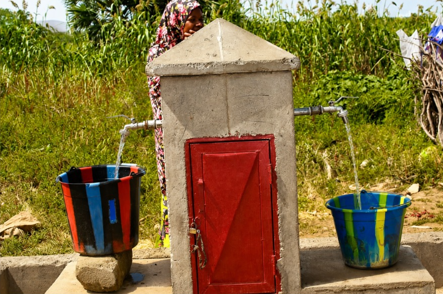 Acf_Mali's tweet photo. L'eau potable change des vies à Kayes, Kita et Sikasso : 38 points d'eau réhabilités,500 latrines ECOSAN construites, 60 blocs de latrines dans 30 écoles .
+41 % d'accès à l'eau propre, plus de temps pour les femmes. 
L'eau, c'est la vie. 💙 

#ACFMali #EauPotable https://t.co/E008bXWkk2