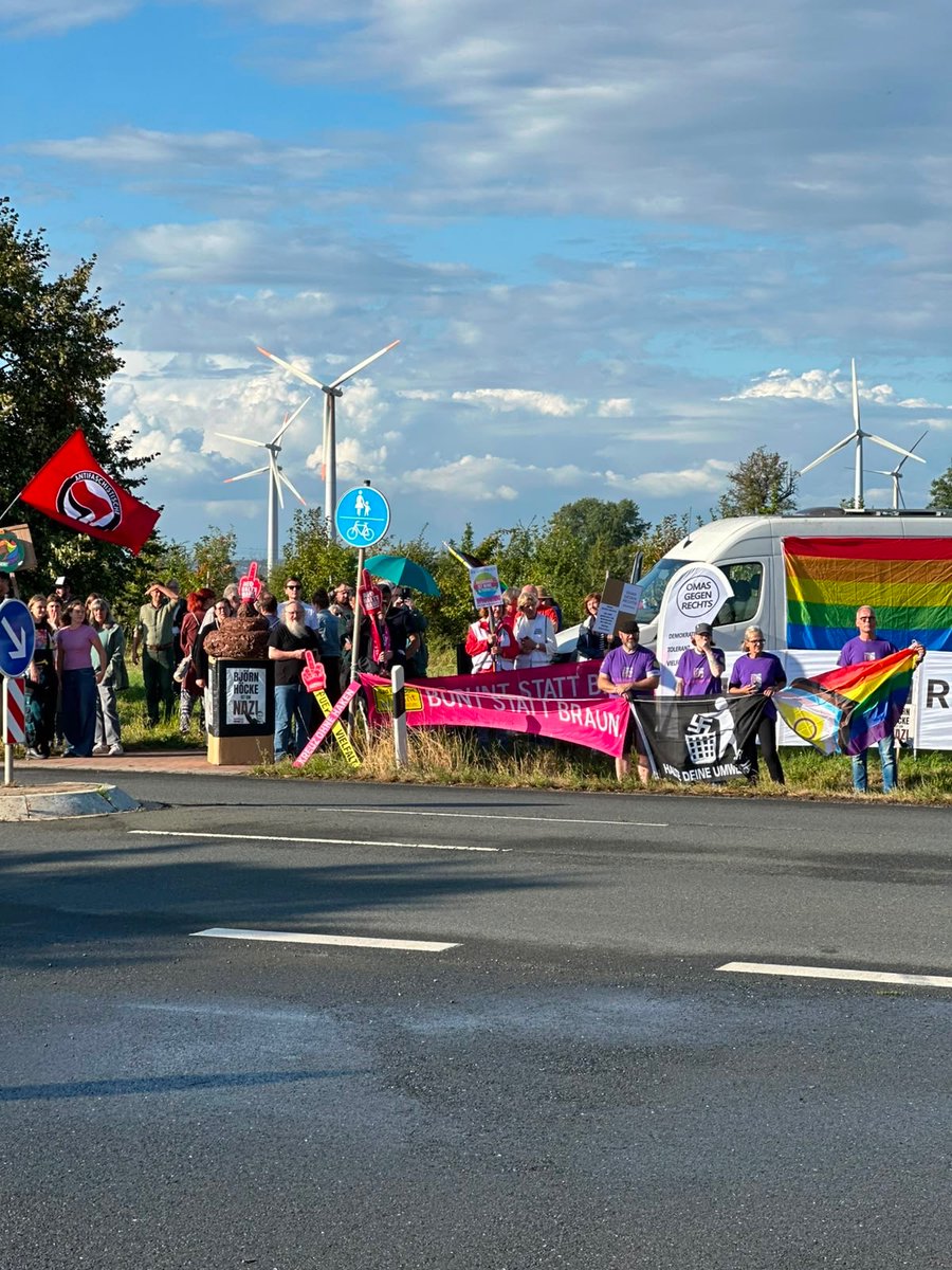 MatthiasMdb's tweet photo. Patriotisches Sommerfest in Niedersachsen.

Regen und Antifa konnten die Feierlaune nicht trüben. Niedersachsen steht vor der Kommunalwahl. Kommunalwahlen sind Vertrauenswahlen und dieses Vertrauen dürfen wir als Partei nicht enttäuschen.

Garant hierfür ist eine starke und selbstbewusste Mitgliedschaft, die sich auch innerparteilichen Fehlentwicklungen entgegenstellt. Die AfD hatte stets diese Kraft.

Vielen Dank für die Einladung!
