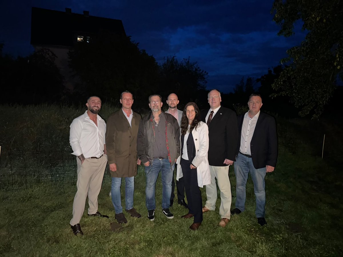 MatthiasMdb's tweet photo. Patriotisches Sommerfest in Niedersachsen.

Regen und Antifa konnten die Feierlaune nicht trüben. Niedersachsen steht vor der Kommunalwahl. Kommunalwahlen sind Vertrauenswahlen und dieses Vertrauen dürfen wir als Partei nicht enttäuschen.

Garant hierfür ist eine starke und selbstbewusste Mitgliedschaft, die sich auch innerparteilichen Fehlentwicklungen entgegenstellt. Die AfD hatte stets diese Kraft.

Vielen Dank für die Einladung!