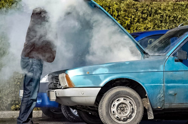 TKouilou's tweet photo. +22% : c’est l’explosion des réparations de systèmes d’injection et de moteurs en Russie. Les garages croulent sous les clients, "victimes" du carburant de piètre qualité imposé par le Kremlin pour "résoudre" la crise.
Sans parler du carburant trafiqué !! 

Les Russes déferlent pour faire contrôler ou nettoyer les injecteurs, les bougies et le circuit d'alimentation, mais aussi les catalyseurs, les filtres à particules, les sondes et les systèmes EGR....(etc ? 🤔)

Perte de puissance, ralenti instable, surconsommation. Les ateliers de Perm, Krasnodar, Novossibirsk, Rostov-sur-le-Don et Volgograd sont submergés.

L’été 2026, l’Ukraine a réduit en cendres beaucoup de raffineries de l’ouest et du centre de la Russie.
 
Pénurie, stations fermées, files d’attente interminables. La réponse du Kremlin :  Interdire l’export de carburant et autoriser la vente de carburants "Euro-4", "Euro-3", voire "Euro-2",  des standards plus polluants et une teneur en souffre plus importante. 

La Russie ...  superpuissance énergétique…🤡