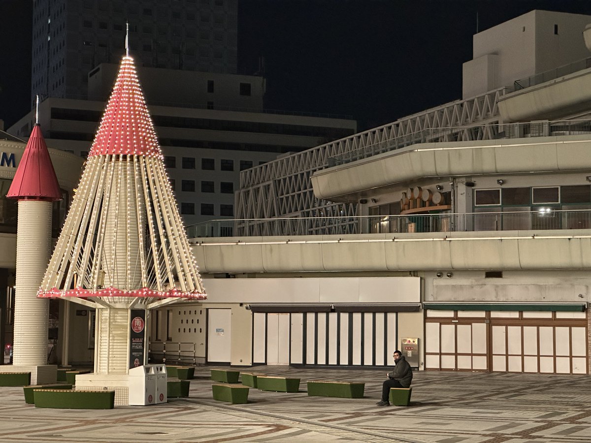 shimoebie's tweet photo. 从太阳塔参观完回市区经过这里时感觉非常萧条，过去也辉煌过吧 https://t.co/B2EoMlh5zt
