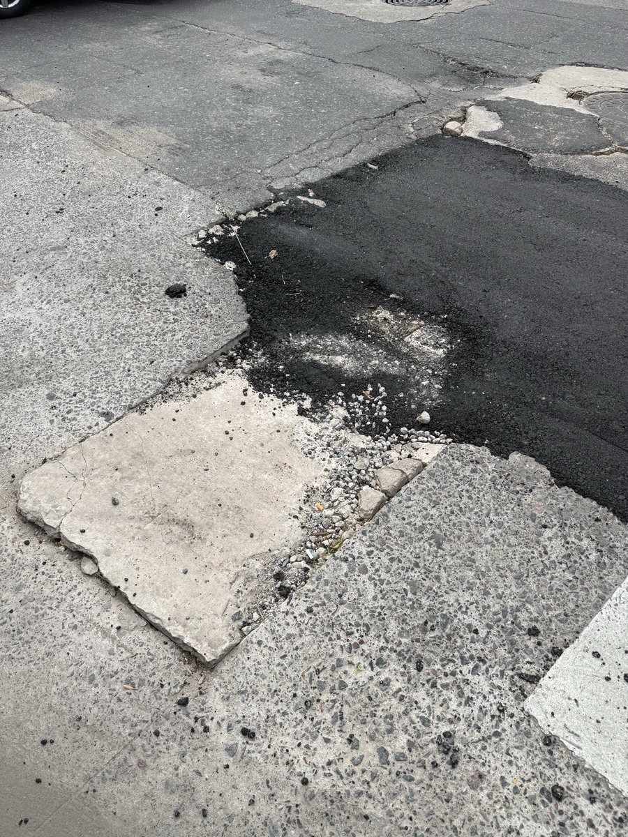 MGueiser's tweet photo. @ibaistrocchi Ignacio, recién pasé y vi un arreglo que si es final, parece mentira. Les dejo fotos porque da mucha bronca. https://t.co/ULdMI3QyZQ