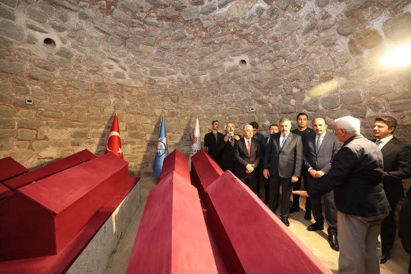 mustafaciftcitr's tweet photo. Bugün Selçuklu'nun başkenti, kültür ve sanatın yurdu; Hz. Mevlana'nın hoşgörüsüyle aydınlanan Konya'mızda bereketli bir gün geçirdik.

AK Parti Konya Milletvekillerimiz Sayın Mehmet Baykan, Sayın Latif Selvi, Sayın Selman Özboyacı ve Sayın Mustafa Hakan Özer, Konya Büyükşehir Belediye Başkanımız Sayın Uğur İbrahim Altay ve AK Parti Konya İl Başkanımız Sayın Fatih Özgökçen ile birlikte Konya’mızda bir dizi ziyaret ve incelemede bulunduk.

İlk olarak Konya Valiliğimizi ziyaret ederek Valimiz Sayın İbrahim Akın’dan şehrimizde yürütülen çalışmalar hakkında bilgi aldık.

Ardından Anadolu Selçuklu Devleti’ne başkentlik yapmış kadim şehrimizin manevi mirasının en kıymetli duraklarından Selçuklu Sultanları Kabirlerini ziyaret ederek ecdadımızı rahmet ve minnetle andık.

Selçuklu Sultanları Kabirleri ziyaretimizin ardından Alaaddin Camii’nde hemşerilerimizle birlikte cuma namazımızı eda ettik. Daha sonra Meram Belediyemizin Tantavi Kültür ve Sanat Merkezi’ni ziyaret ederek yürütülen çalışmalar hakkında bilgi aldık.

Karatay Belediyemizi ziyaret ederek Belediye Başkanımız Sayın Hasan Kılca ile ilçemizde yürütülen hizmet ve projeler üzerine konuştuk. Yapımı devam eden Konya İl Emniyet Müdürlüğü hizmet binasında da incelemelerde bulunarak çalışmaların son durumuna ilişkin bilgi aldık.

Konya’mız için hep birlikte çalışmaya; şehrimizin huzuruna, güvenliğine ve gelişimine katkı sunmaya devam edeceğiz.

Bizleri muhabbetle ağırlayan tüm Konyalı hemşehrilerimize gönülden teşekkür ediyorum.