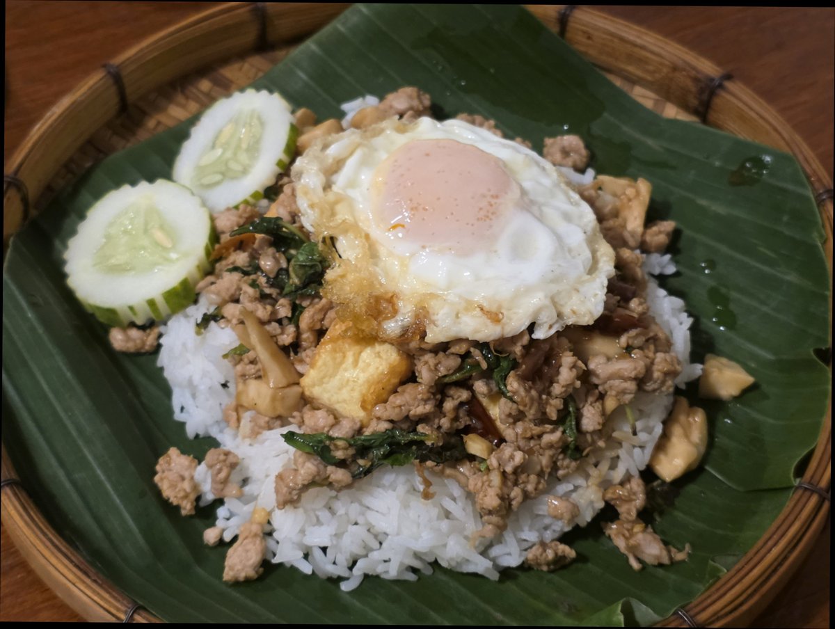 geegissss's tweet photo. ใครอยู่เชียงใหม่เราอยากแนะนำร้านกะเพรากระด้ง ร้านโปรดเราเลย แบบกะเพราที่เราชอบสั่งเป็น addon เห็นออรินจิ เต้าหู้ไข่ เผ็ดปกติร้านนี้คือเผ็ดเลย 😋
🍜 ส่วนอีกเมนูที่เพิ่งได้ลองเป็นบะหมี่หมูกรอบพริกเผา แบบคลุกๆกินแบบแห้งๆ หวานๆเผ็ดอร่อยมาก ละก็อย่าลืมสั่งหมูยอนึ่งมากินด้วยหละ ร้านนี้ดีตรงข้าวตักได้ไม่อั้น มา #กินตามชูก้ากัน 
#สงครามหิวด่วน #รีวิวเชียงใหม่