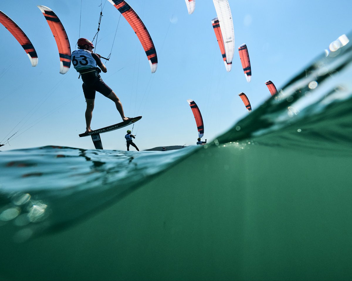 kiteclasses's tweet photo. Day 3 at the Youth Worlds kept everyone on their toes. A dropping breeze made for tricky tactics - some called it a perfect day on the water, while others felt every bit of the burn. 4 more races down, and Gian Andrea Stragiotti 🇨🇭 & Catalina Turienzo 🇦🇷 are still setting the pace at the top.

🔗 Check the full results https://t.co/AAcW274zLz 

#formulakite #menskite #womenskite #turkiye