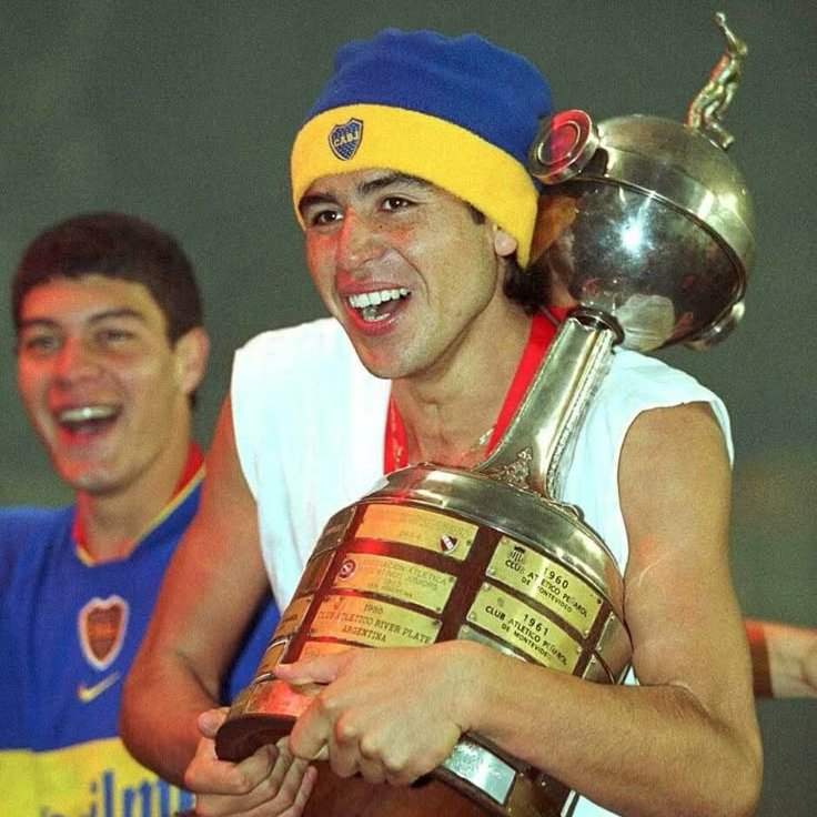 oficialmanualjr's tweet photo. Arrascaeta está a apenas um gol de igualar Juan Román Riquelme como os únicos jogadores com pelo menos 20 gols e 20 assistências na Libertadores.

Arrascaeta:
- 19 gols e 23 assistências
- 3 títulos

Riquelme:
- 25 gols e 25 assistências
- 3 títulos

Arrascaeta pode virar o “Riquelme da nova geração” na Libertadores?