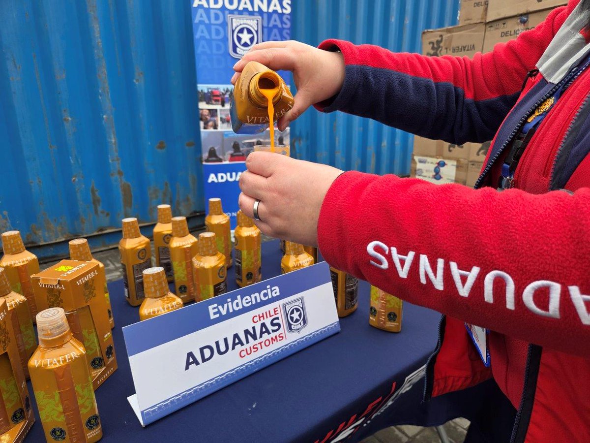 AduanaCL's tweet photo. 🔎 Casi 36 mil supuestos "potenciadores sexuales naturales" han sido detectados por Aduanas desde abril de 2025 en Iquique, Los Andes, el Aeropuerto de Santiago, Antofagasta y San Antonio. El Laboratorio Químico confirmó que contienen sildenafilo y tadalafilo sin declarar. https://t.co/2K0oDGOEuN