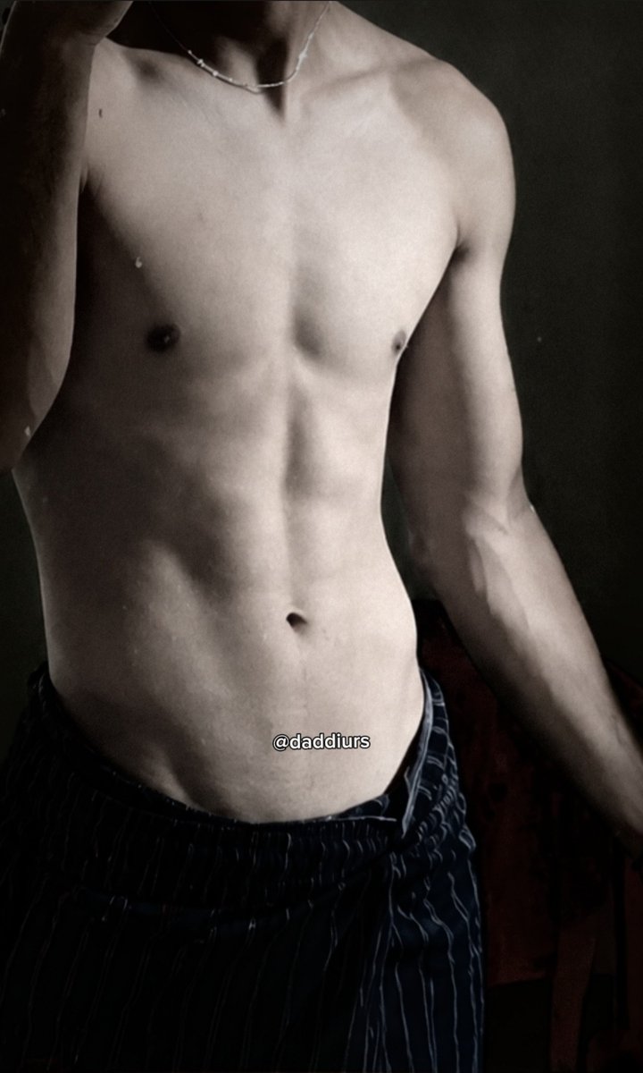 Daddiurs's tweet photo. It's so hot today 🥴 

#nsfw #abs #moots https://t.co/w5MdtX1dgo