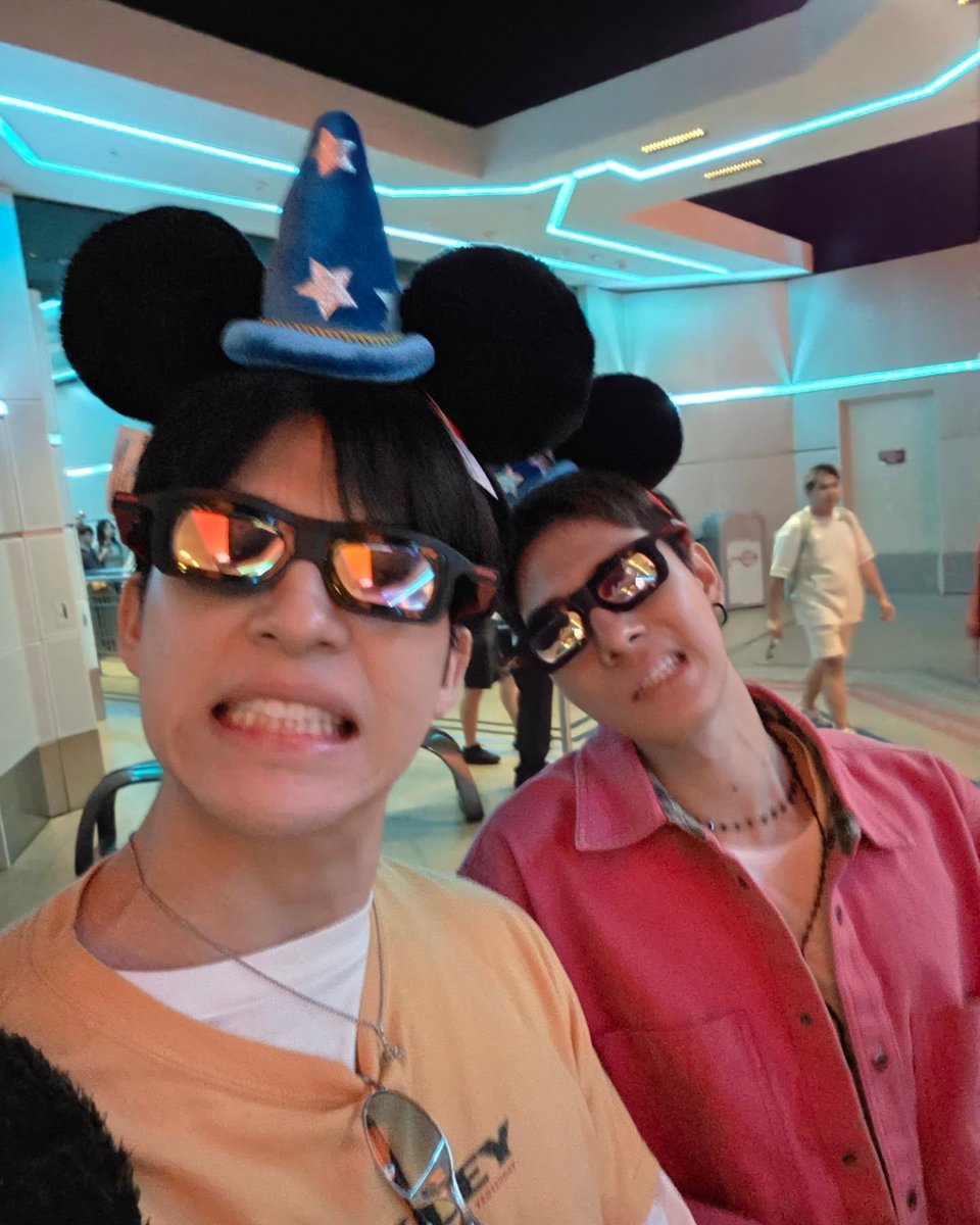 givemeallofyou_'s tweet photo. ปีที่แล้วสกายใส่หูมิกกี้คู่กัน

ปีนี้นานิมามิวเซียมกับสกาย

กรูขอโอ่งใบที่ใหญ่ที่สุดในโลกให้สาววายที T-T ป๊าม๊ารักกันมากจริงๆ https://t.co/8cYCDenNXg