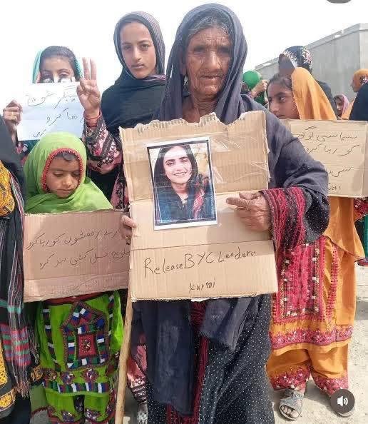 BYC_Shaal's tweet photo. جب کسی بستی کے دروازے رات کے اندھیرے میں توڑے جائیں، نوجوانوں کو گھروں سے اٹھایا جائے، خاندانوں کو اپنے پیاروں کی خبر سے محروم رکھا جائے اور ہر دستک خوف کی علامت بن جائے، تو یہ صرف چند افراد کا مسئلہ نہیں رہتا یہ پورے معاشرے کے بنیادی انسانی وقار کا سوال بن جاتا ہے۔ https://t.co/mvZ1K7a4xP
