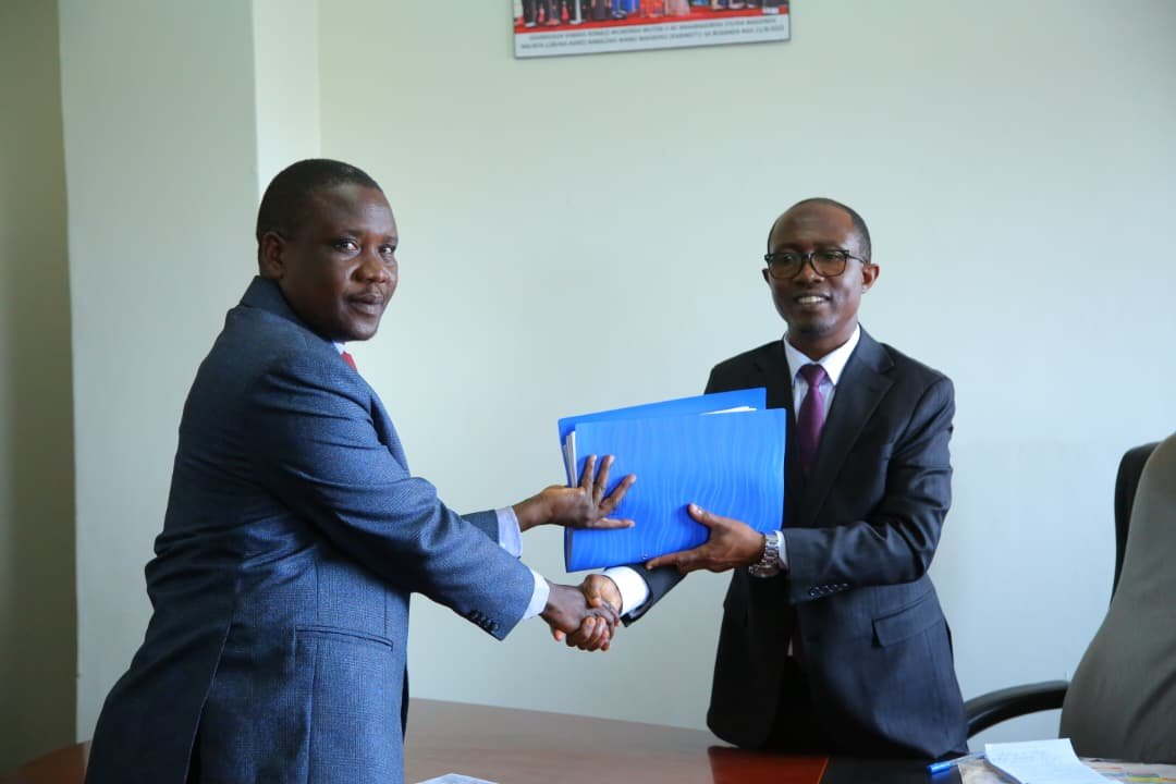 JosephKawuki_'s tweet photo. Akakiiko akaateekebwawo okwekenneenya entambuza y'emirimu mu Masaza ga Buganda kamaliriza emirimu era kaleese alipoota yeebyo ebyazuulea mu Masaza.

Nebazizza nnyo akakiiko okuwaayo obudde bwabwe nekakola omulimu guno. https://t.co/8rlJwqHMPq