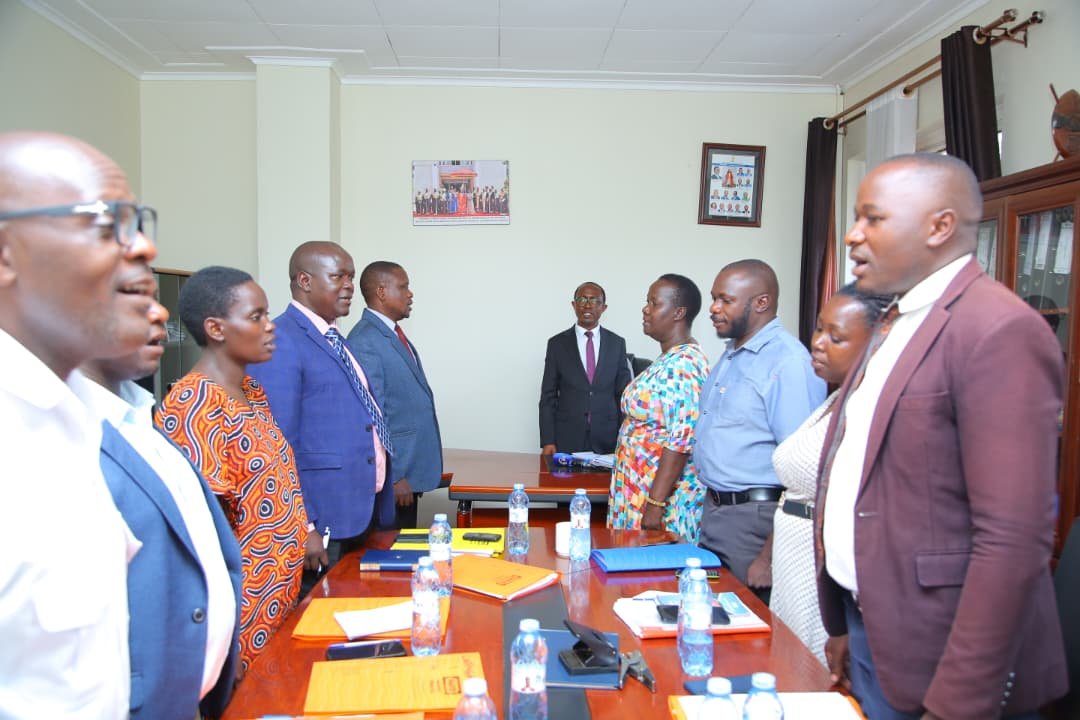 JosephKawuki_'s tweet photo. Akakiiko akaateekebwawo okwekenneenya entambuza y'emirimu mu Masaza ga Buganda kamaliriza emirimu era kaleese alipoota yeebyo ebyazuulea mu Masaza.

Nebazizza nnyo akakiiko okuwaayo obudde bwabwe nekakola omulimu guno. https://t.co/8rlJwqHMPq