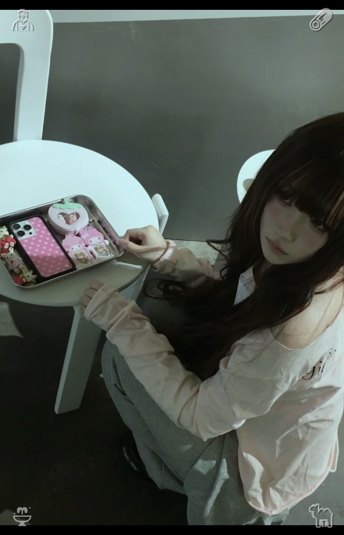 odegtea's tweet photo. At some point, she got an email from a woman called Clara, who said she was her grandmother's sister whom they'd lost touch with years ago. Clara stumbled upon the blog, recognized the pictures, and expressed a desire to see her in person. A mix of jitters and thrill washed over https://t.co/QDL2ZJ56KA