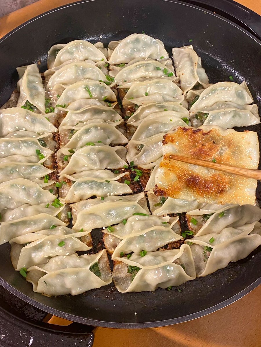 EddieRi96185983's tweet photo. Craving something warm u0026 tasty on the go My go-to late-night snack: crispy fried dumplings with savory dipping sauce — perfect street food comfort! https://t.co/dUU64tmO4l