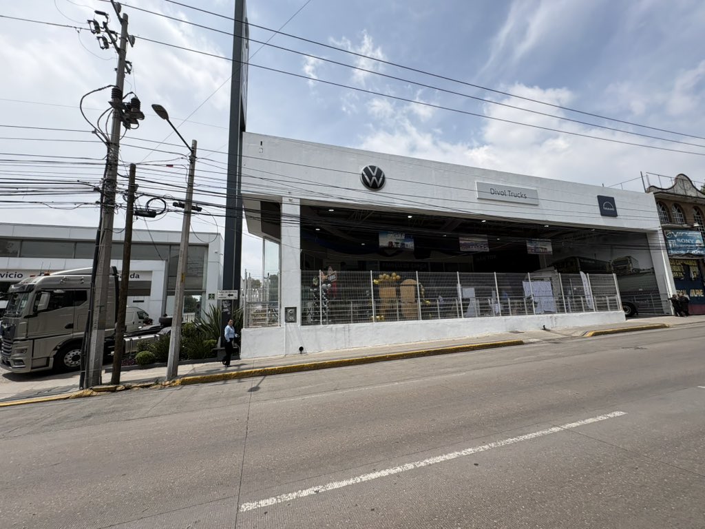 NacionTransporT's tweet photo. Celebra #DivolTrucks su décimo #aniversario con #clientes, #proveedores y su #equipo de profesionales en #venta, #servicio, #financiamiento de #camiones, #tractocamiones @VWMANTruckBus sus instalaciones del EdoMex #nacióntransporte #autotransporte #logística #proveeduría https://t.co/5OnePkrX4f