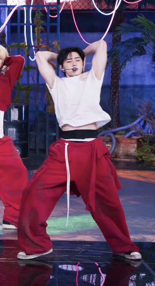 sunghnsm's tweet photo. his waist babygirlifying hardly with this outfit https://t.co/1Ci79nNSr9