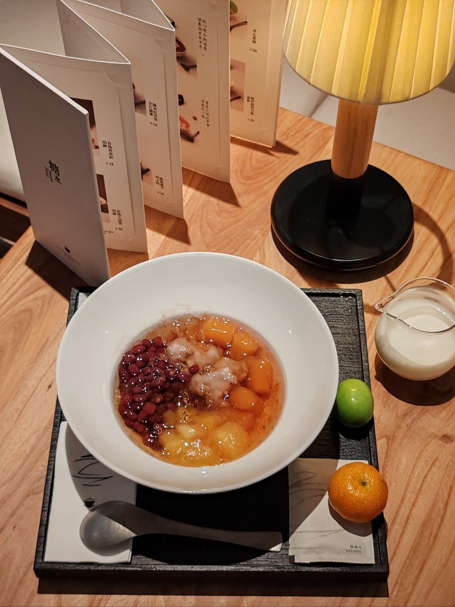 BryceTalar2da's tweet photo. Late night cravings fixed: warm rice porridge topped with marinated pork and golden century egg. Only a bowl, pure comfort for tired souls. ， https://t.co/YgO5JtAshJ
