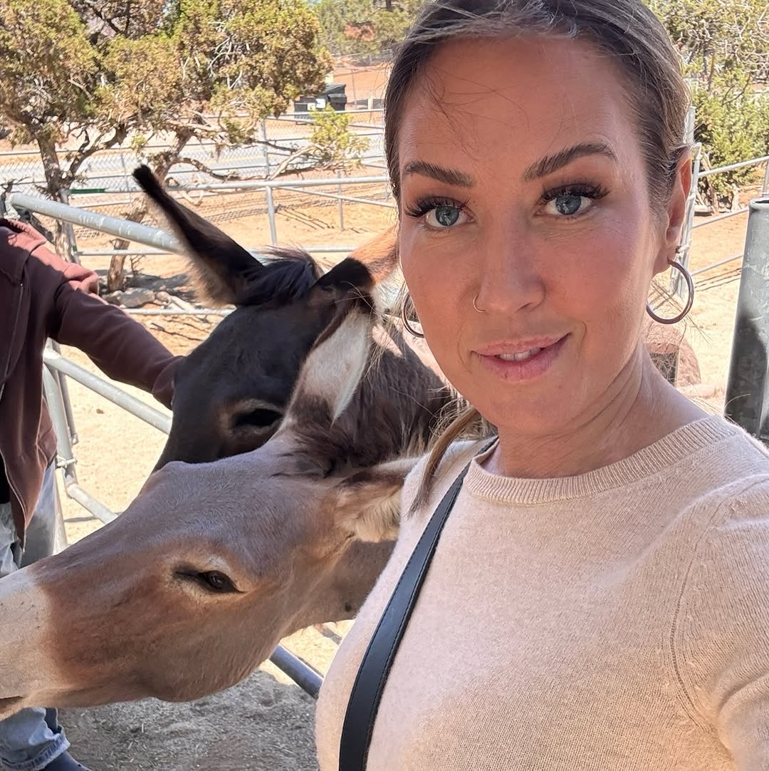 brittneylorena5's tweet photo. Apparently I make friends pretty easily… even with four legged ones 😂🐴🤎 https://t.co/T9EGcrSqOd
