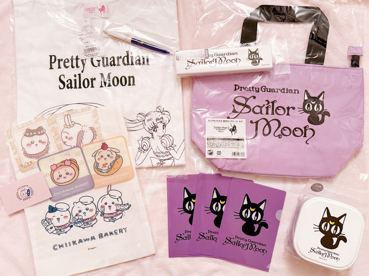 tiaraloveit's tweet photo. セーラームーンストア行ってきました✨ルナのクリアファイル可愛くて悩んでたTシャツも追加しちゃった💖きゃわわー🐈‍⬛🌙地下にちいかわベーカリーのポップアップもあったからカフェラテ飲んだら推し🐰ひけた🥰 https://t.co/qaKgZEVSVJ
