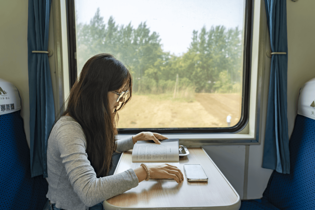 ScottHowar3lhx's tweet photo. Just caught the morning high-speed train to Shanghai for a work seminar. Fresh air, quiet carriage, perfect playlist—smooth start to the week. https://t.co/uT1qN6JURP